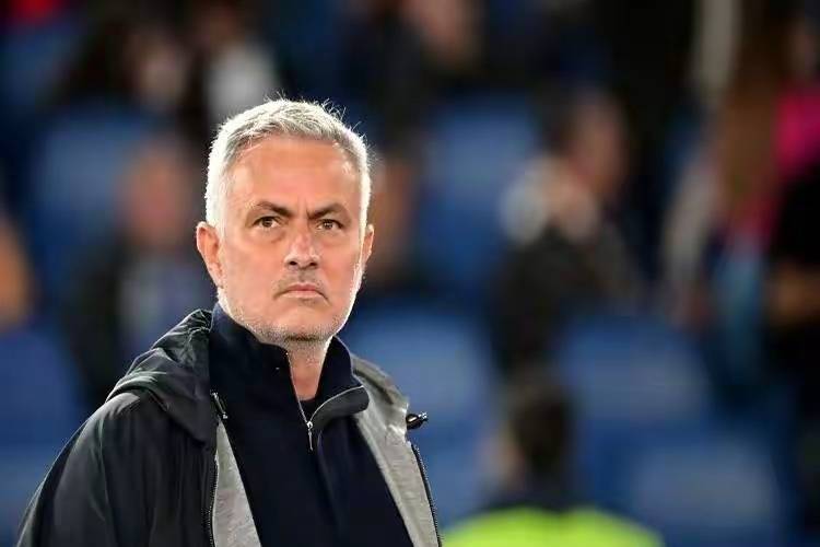 4连胜+0失球+1分紧咬榜首!穆帅大巴被嘲过时?他用铁血改写潮水太燃了